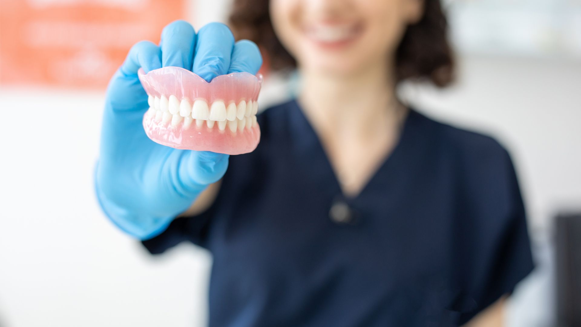 Dentadura Postiza o Implantes: ¿Cuál es la Mejor Opción para Tu Sonrisa?